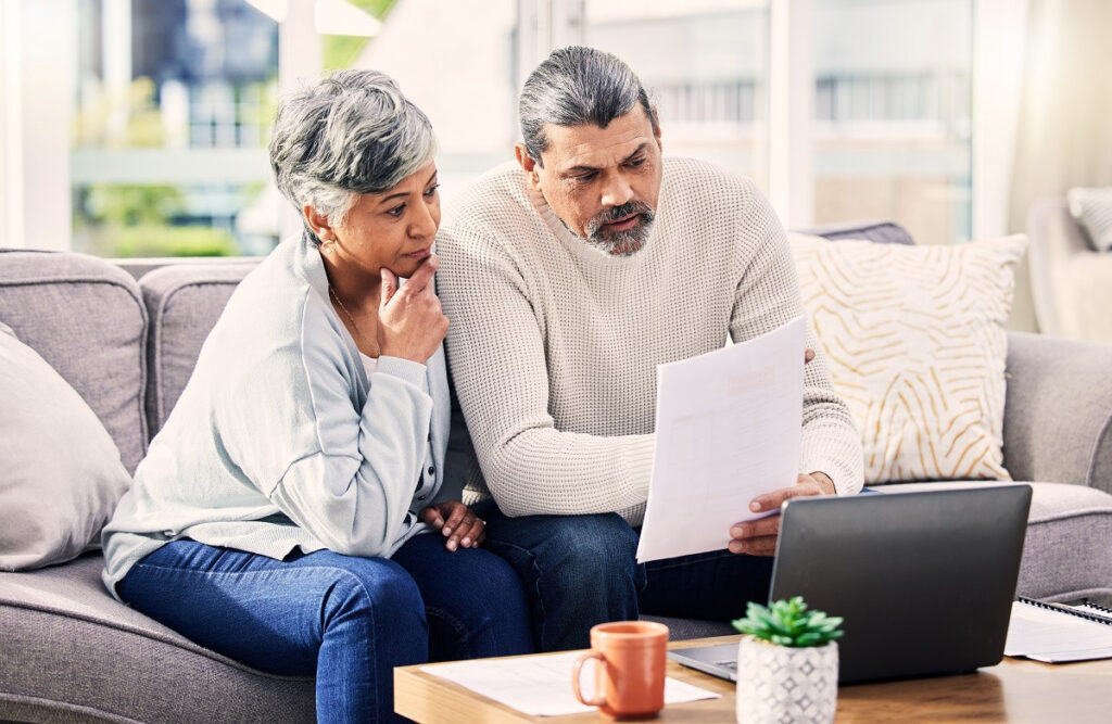couple de seniors analysant leurs placements financiers
